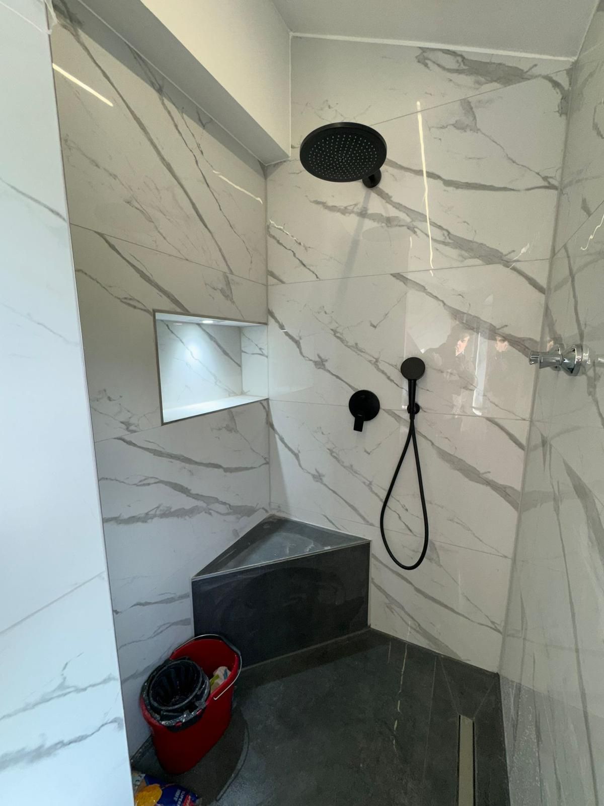 Walk-in-Dusche in Marmoroptik