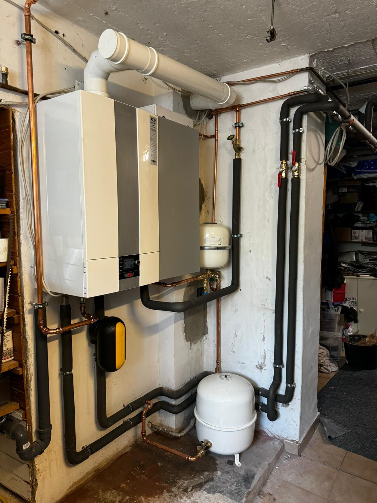 Wärmepumpen- und Heizungsinstallation im Technikraum